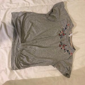 T-shirt with a front twist